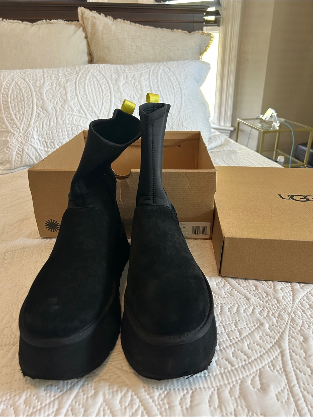 UGG Womens Black Suede Platform Pull-On Classic Dipper style w/Yellow Pull Tab